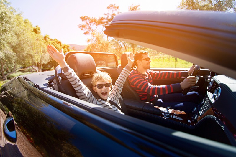 Ein Vater fährt mit seinem Sohn im Auto
