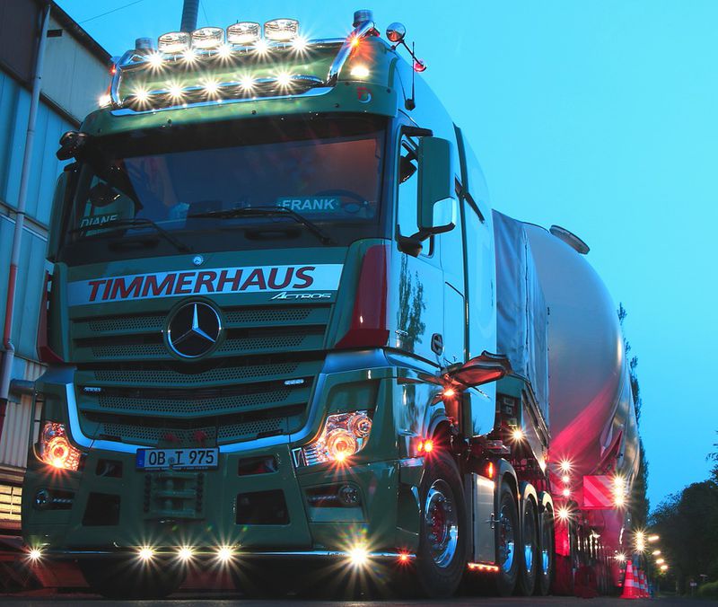 Truck wird von Militärbarriere pulverisiert!