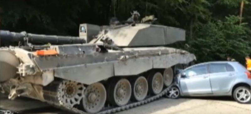 Fahranfängerin nimmt Panzer die Vorfahrt