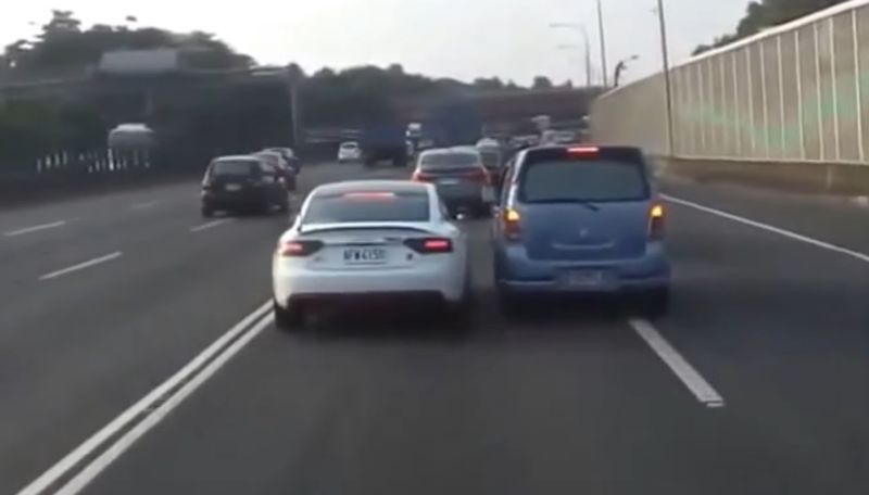 Wenn sich zwei Vollidioten auf der Autobahn begegnen
