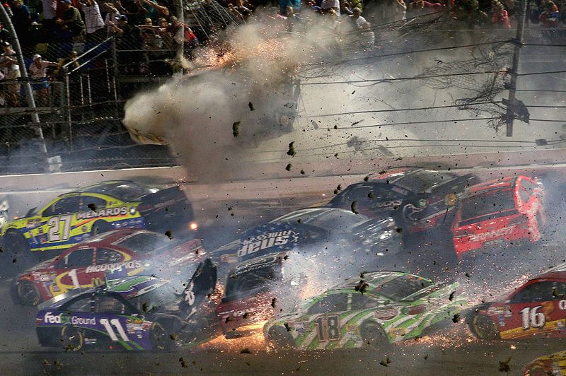 Aus 1. Reihe gefilmt: Nascar crasht bei 320 km/h