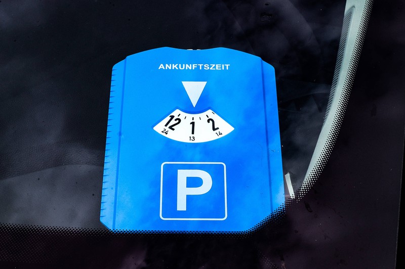 In Deutschland hat die Parkscheibe die Funktion eines Verkehrszeichens. Darum ist von der StVO genau geregelt, wie sie zu verwenden ist und sogar wie sie auszusehen hat.