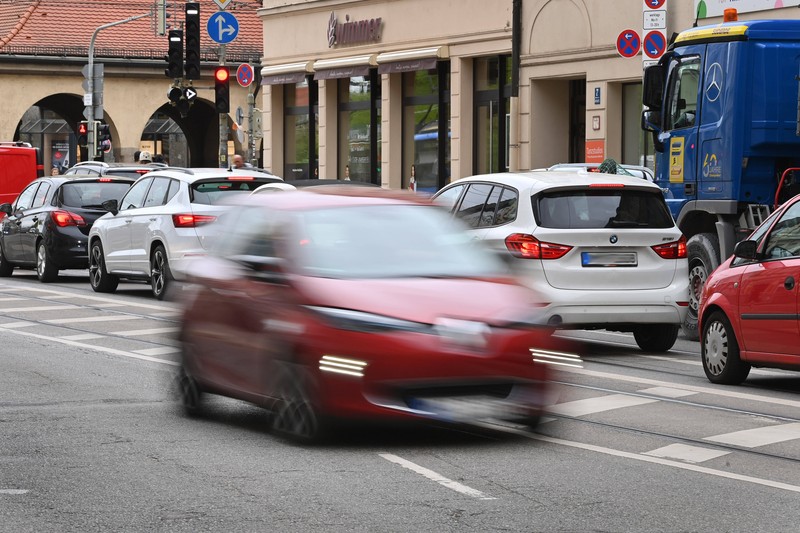 Auch wenn der Tacho etwas mehr anzeigt, solltest du nicht schneller fahren, da die Abweichung dir hilft, sicher unter der Geschwindigkeitsgrenze zu bleiben.