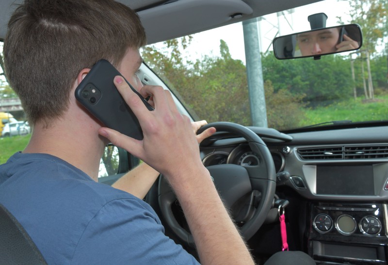 Man darf während der Autofahrt nur mit der Freisprechanlage telefonieren.