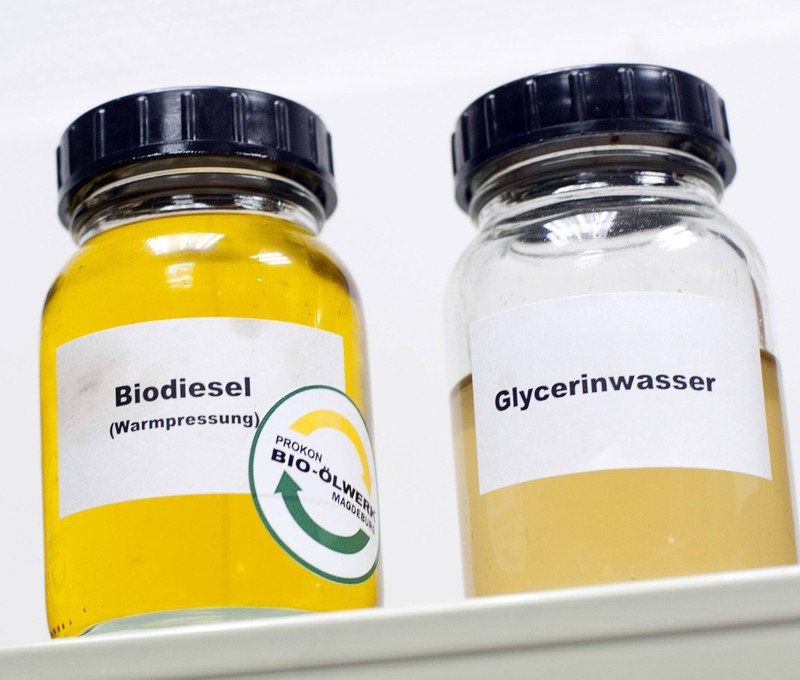 Ein altes Hausmittel, das sich als sehr nützlich erweist, ist die Verwendung von Glycerin für die Gummidichtungen der Autotüren.