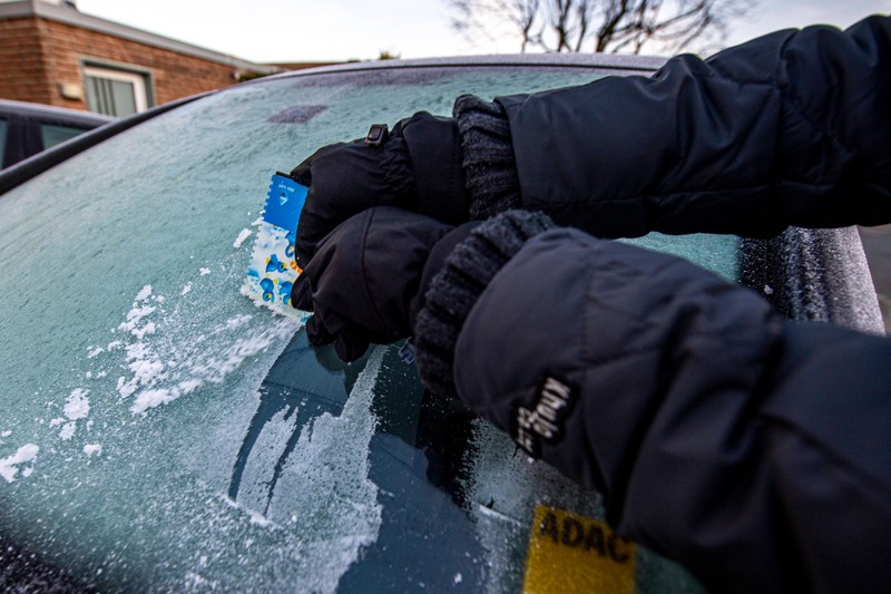 Morgens müssen wir für gewöhnlich im Winter zusätzlich Zeit zum Eiskratzen einplanen.