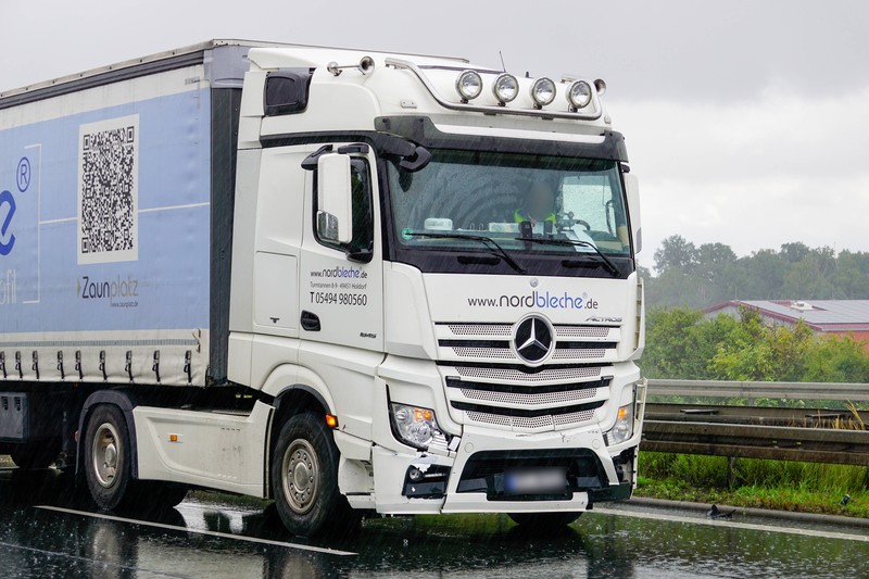 Auf der LKW-Spur ist Aquaplaning besonders häufig.