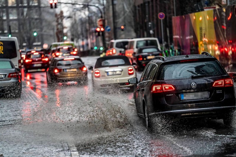 Bei den Fehlern solltest du bei Aquaplaning unbedingt aufpassen.