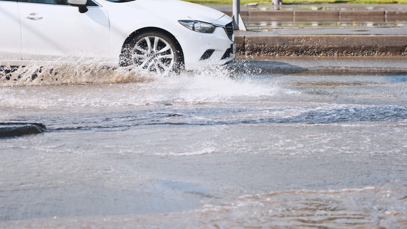 Was passiert, wenn du durch Aquaplaning einen Unfall baust?