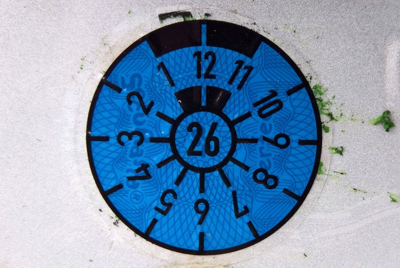 Der schwarze Balken wird bei einer Polizeikontrolle sofort betrachtet.