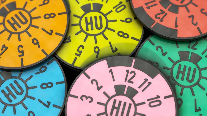 Die Farbe, sowie die Zahl in der Mitter der TÜV-Plakette zeigen das Jahr an.