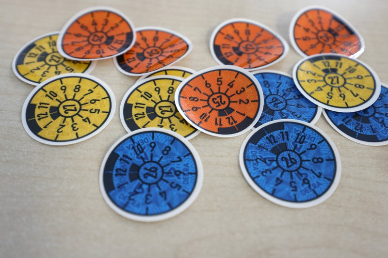 Die TÜV-Plakette zeigt, dass dein Auto sicher und umweltgerecht unterwegs ist.