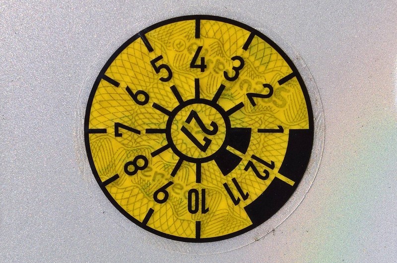 Die TÜV-Plaketten haben jedes Jahr eine eigene Farbe, die sich im 6‑Jahres‑Rhythmus wiederholt.