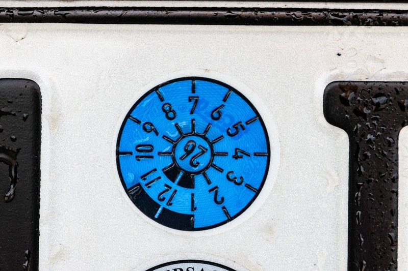 Die Zahl oben auf der TÜV-Plakette zeigt den Monat, in dem die nächste Hauptuntersuchung fällig.