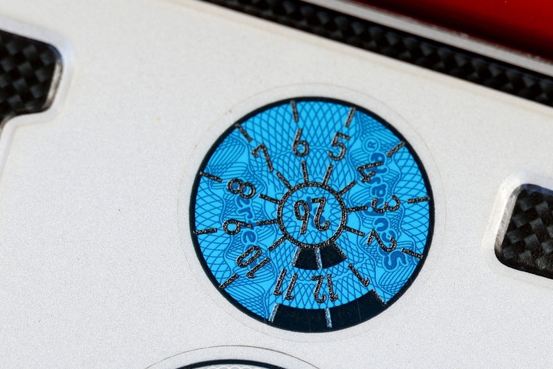 Für 2026 ist die TÜV-Plakette blau.