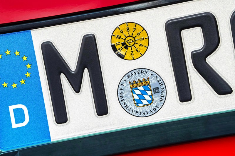 Plakette verloren? Nicht weiterfahren, ab zur Prüfstelle und neue Plakette holen.