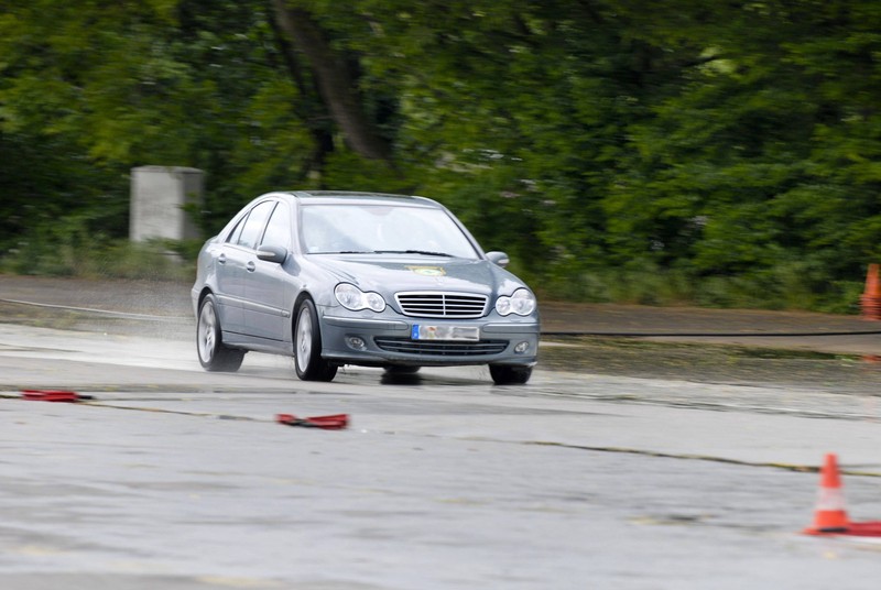 Bei Fotos von Autos fragen sich viele, ob man das Kennzeichen eigentlich unkenntlich machen muss.