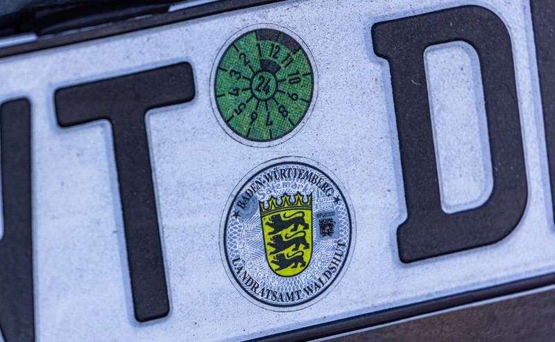 Kennzeichen dürfen nicht mit Stickern überklebt werden.