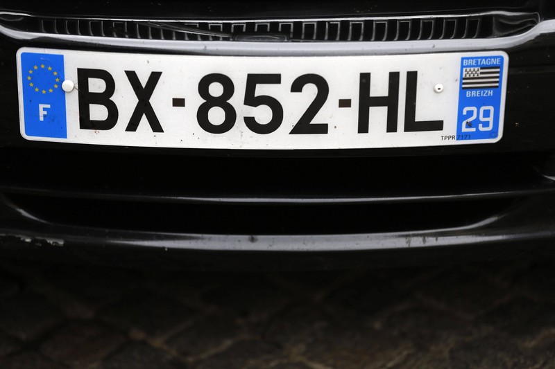 Wie musst du mit den Kennzeichen der Autos im Ausland vorgehen?