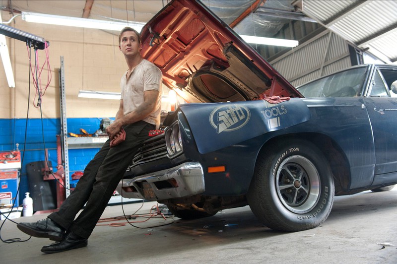 In dem Film sieht man hauptsächlich die Hauptfigur (Ryan Gosling), wie sie Auto fährt.