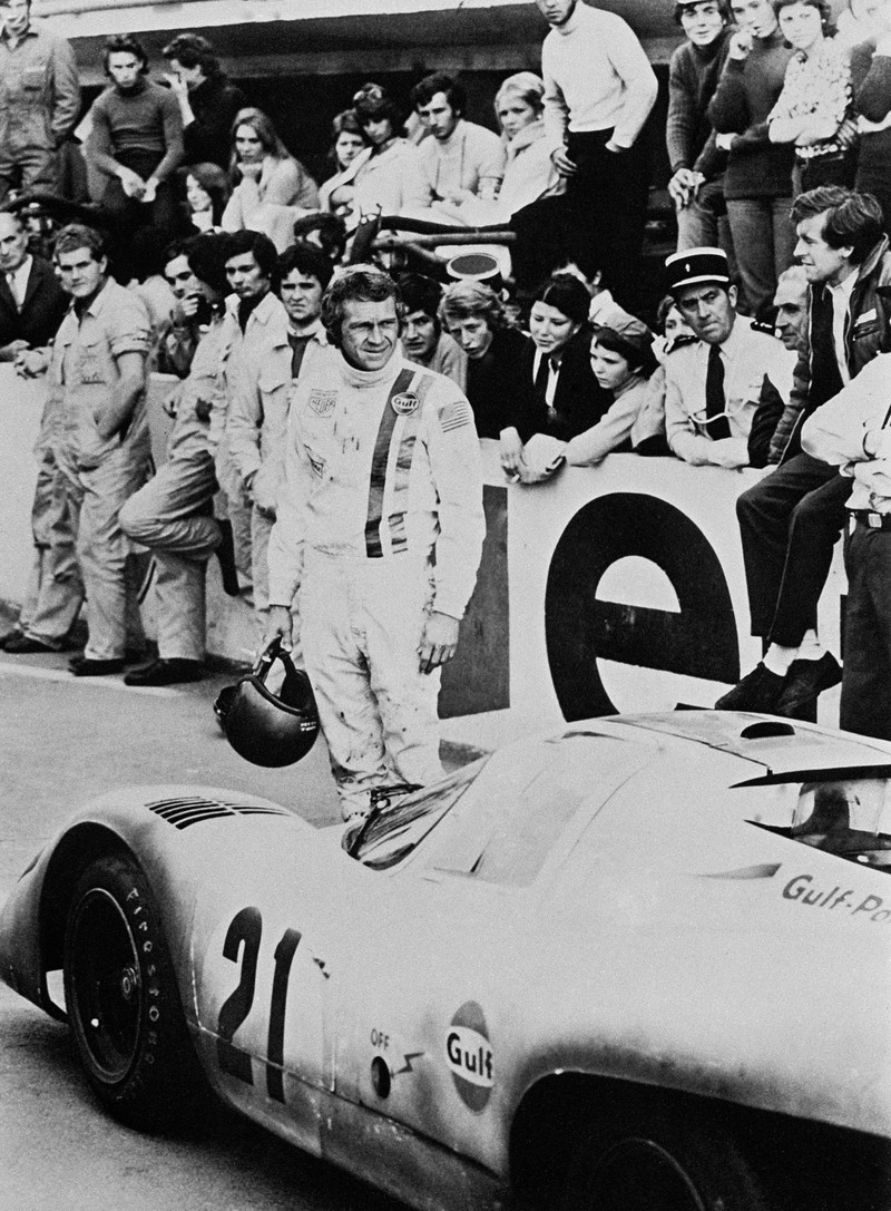 In „Le Mans" spielt Steve McQueen die Hauptrolle eines Rennfahrers, der sich auf dem berühmten Circuit de la Sarthe mit anderen Top-Fahrern misst.