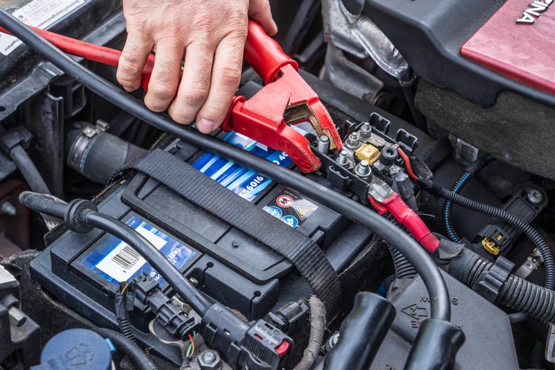 Auch die Elektronik sollte in einem Auto gepflegt werden.