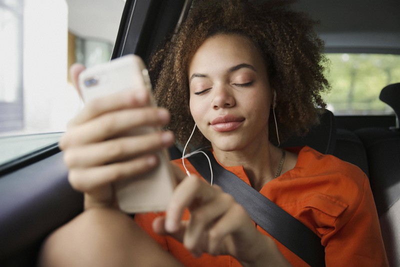Im Taxi darfst du deine Musik hören.