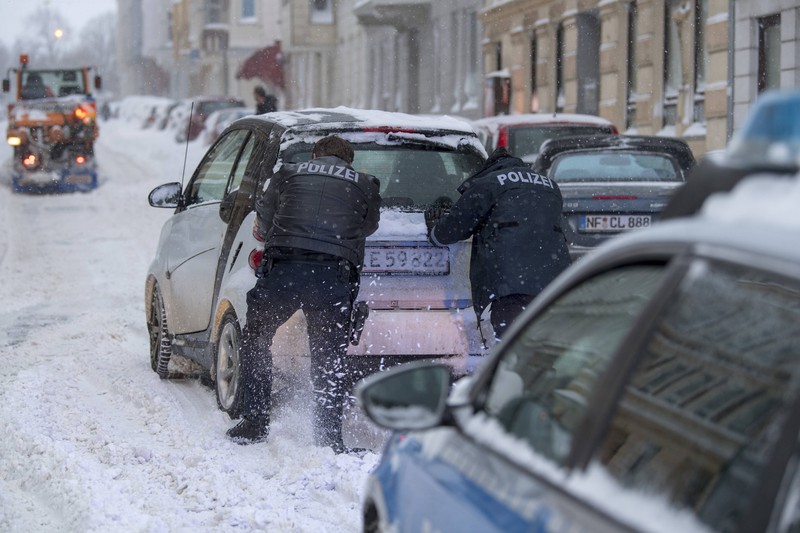 Die Polizei kommt im Winter immer wieder in in lustige Situationen.