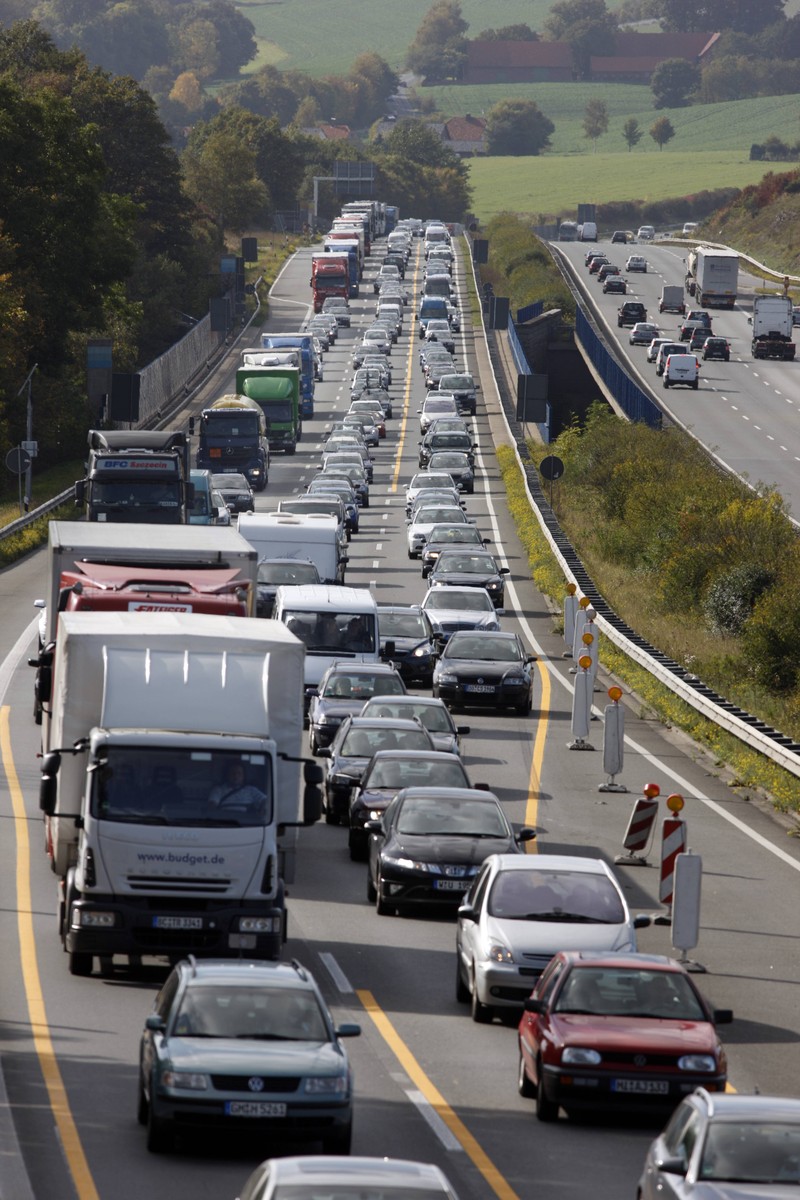 Bei Spurverengungen gilt eine neue Vorfahrtsregel.