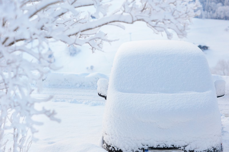 Ein Auto voller Schnee