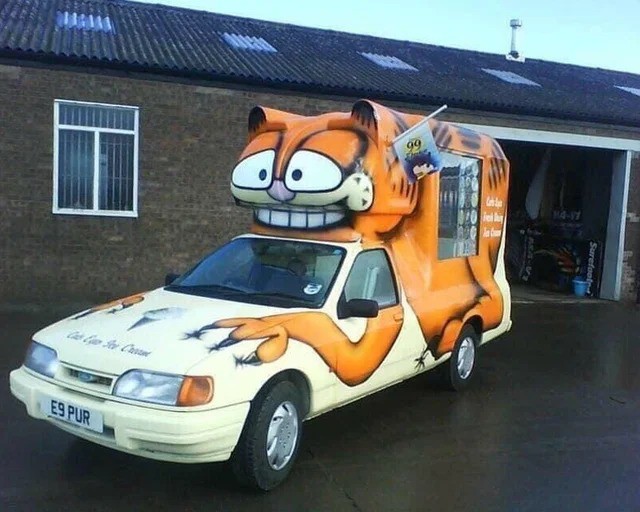 Bei diesem völlig verrückten Auto hat jemand sein Auto in einen riesigen Garfield umgebaut