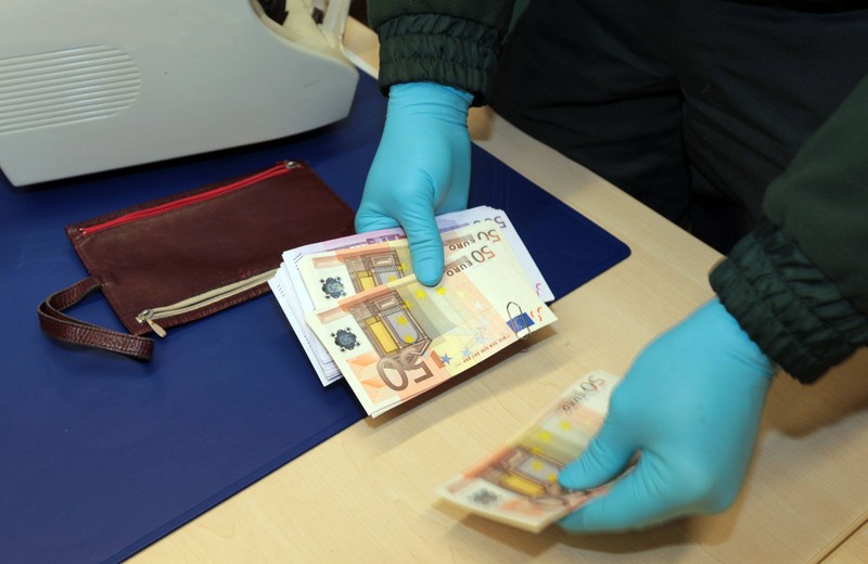 Ab einer Summe von mehr als 10.000 Euro müssen auch Geld und Wertsachen gemeldet werden.
