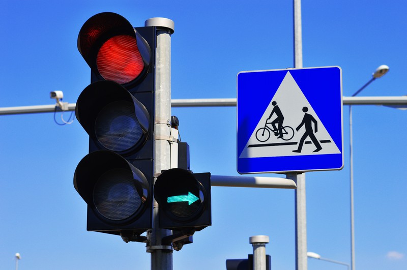 Eine rote Ampel zu überfahren kann für ein Fahrverbot sorgen.