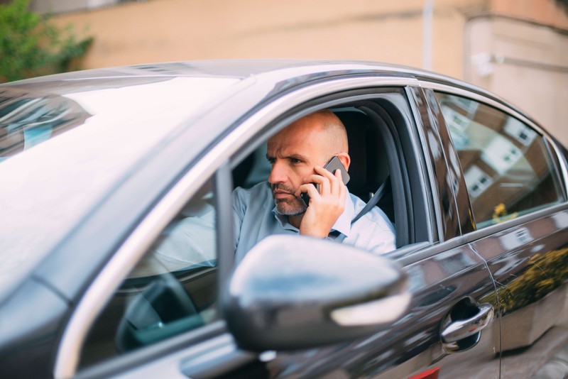 Für Telefonieren am Steuer kannst du mit einem Fahrverbot bestraft werden.