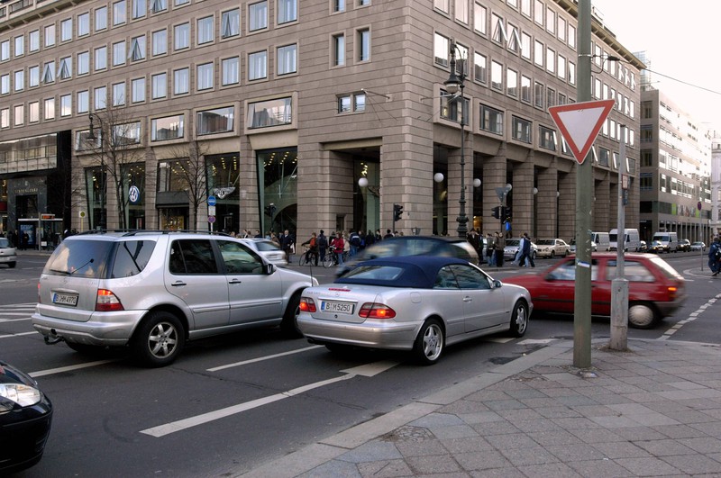 Auch ohne Straßenschilder gibt es in den meisten Situationen ganz klare Regeln.