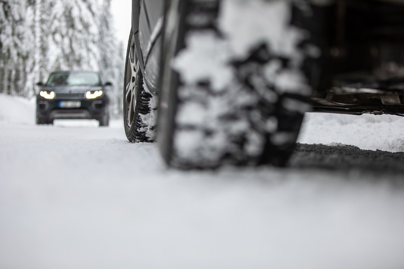 Die Reifen durchdrehen lassen ist im Winter nicht gut für dein Auto