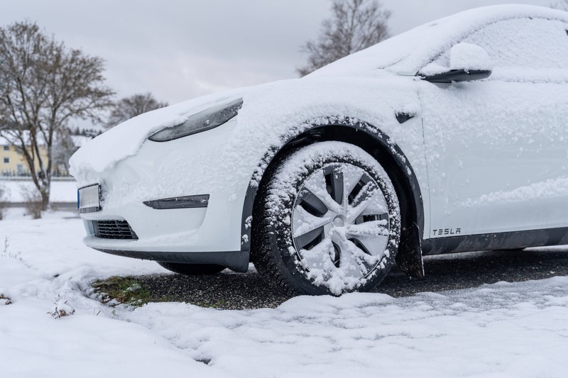 Ein zugeschneites Auto kann im Winter Probleme mit der Batterie bekommen.