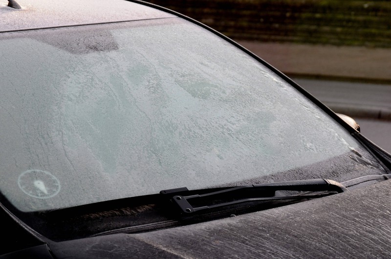 Im Winter beschlagen die Scheiben im Auto auch mal von innen.