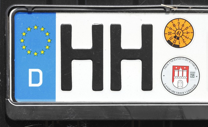 Auch das Nummernschild von Hamburg kann ganz einfach umgedichtet werden.