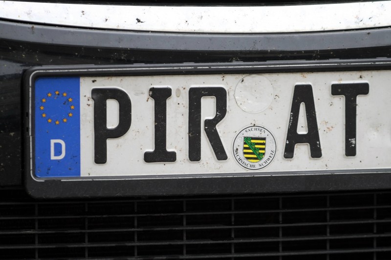 Das Autokennzeichen Pirna mit Schriftzug Pirat an einem Auto ist beliebt.