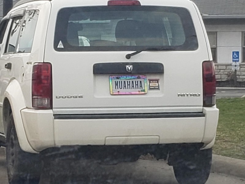 Zu sehen ist ein SUV mit einem lustigen Nummernschild.