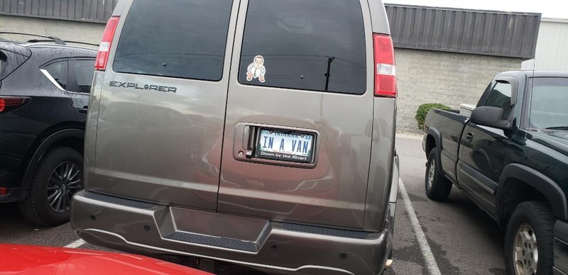 Zu sehen ist ein Van mit einem lustigen Kennzeichen.