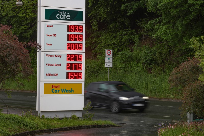 Bestimmte Tankstellen nehmen die 12-Uhr-Regel nicht ernst.