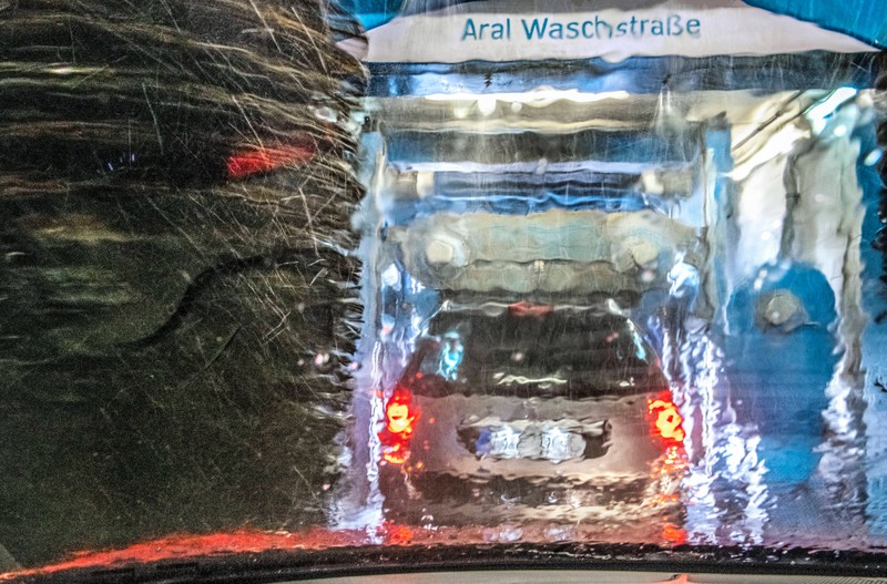 Bevor es in die Waschstraße geht, steht ein kleiner Rundgang am Auto an.