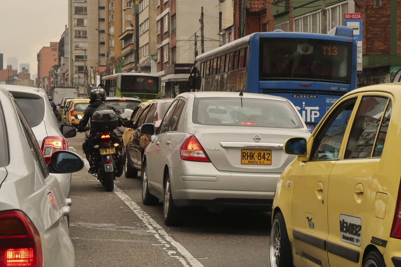 Wenn du in Bogota nicht im Stau stehen möchtest, solltest du Autofahrten besser vermeiden.