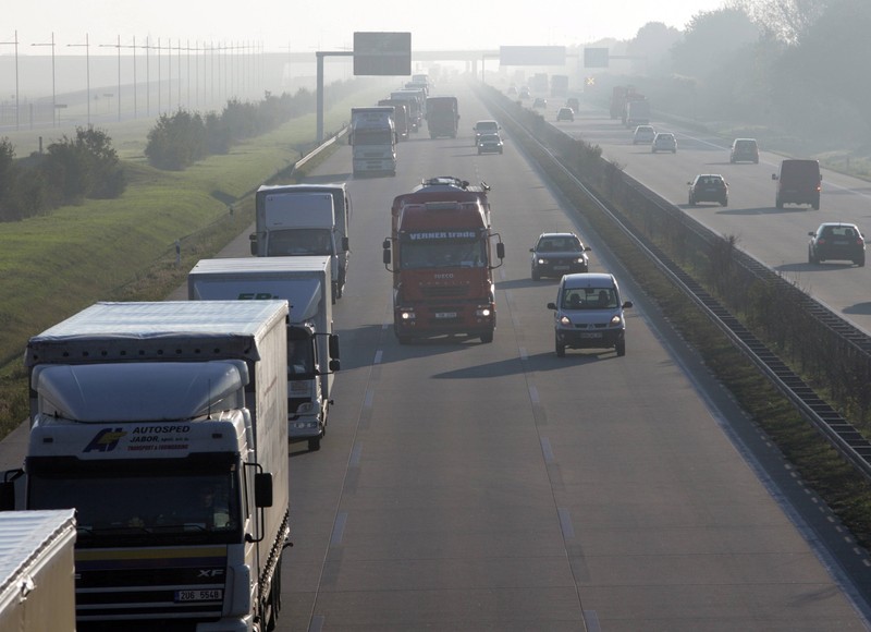 Das Auffahren ist ein häufiger Streitpunkt zwischen LKW und PKW-Fahrer*innen.