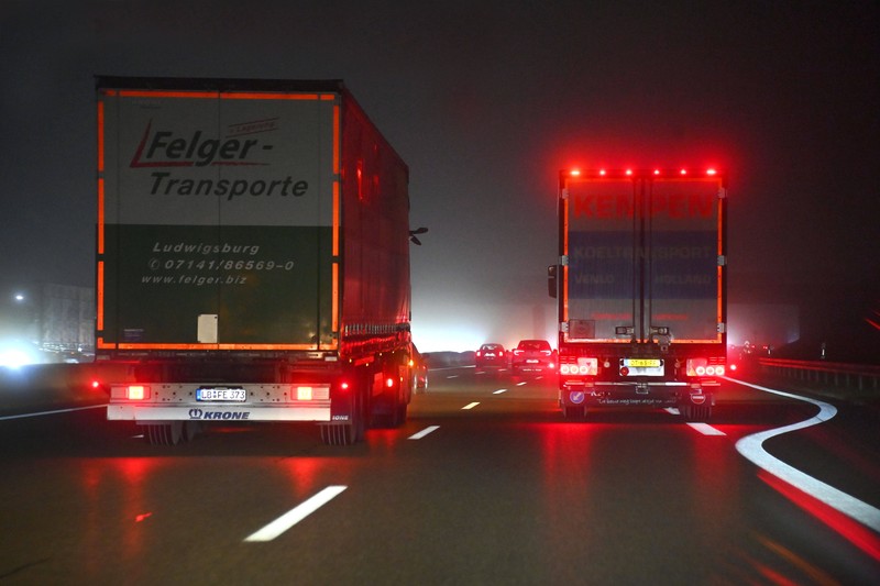 Es gibt bestimmte Regeln, wenn man als LKW-Fahrer*in überholen möchte.