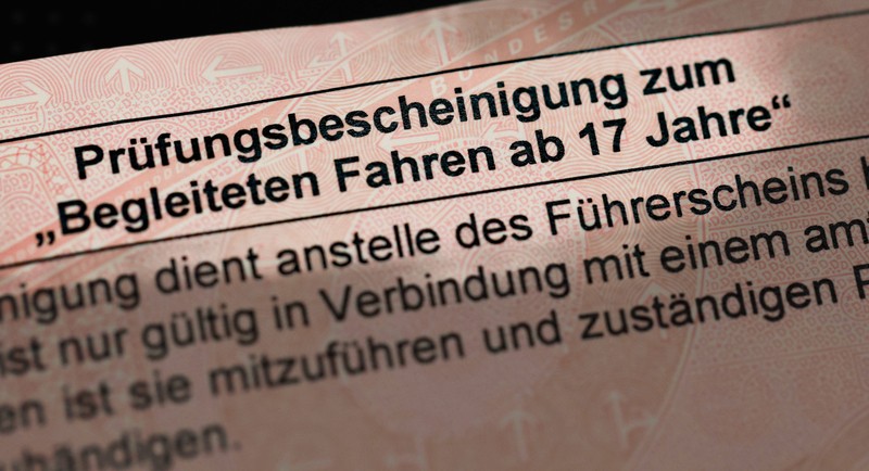 Beim begleiteten Fahren trägt die Person ab 17 die Verantwortung und die Konsequenzen.