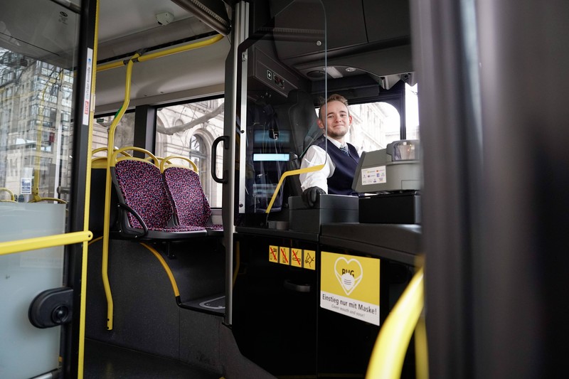 Für Bus- und Taxifahrer*innen gelten strenge Regeln während dem Dienst.