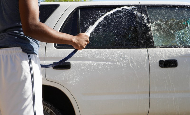 Viele Menschen waschen ihr Auto auf dem Privatgrundstück - doch ist das überhaupt erlaubt?